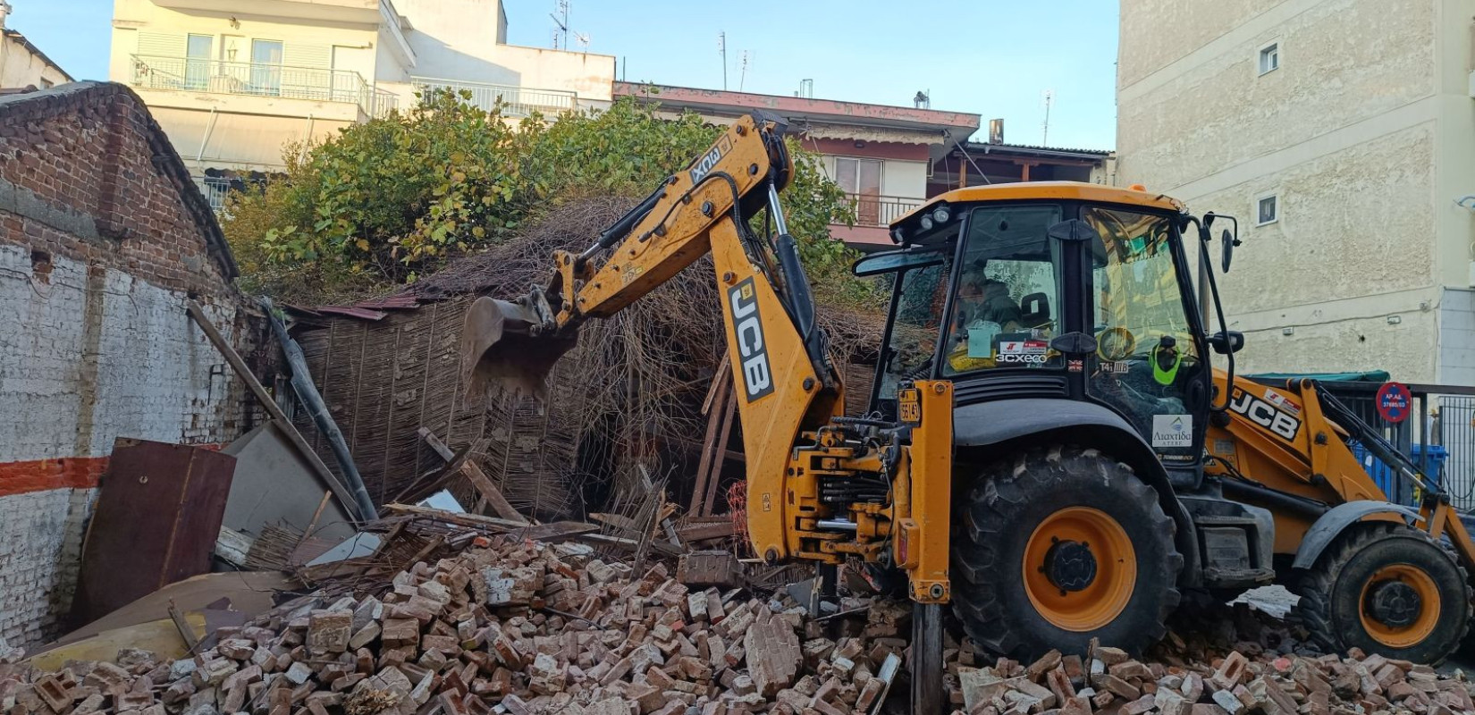 Δήμος Κορδελιού - Ευόσμου: Συντονισμένη επιχείρηση κατεδάφισης ετοιμόρροπων και επικίνδυνων κτιρίων