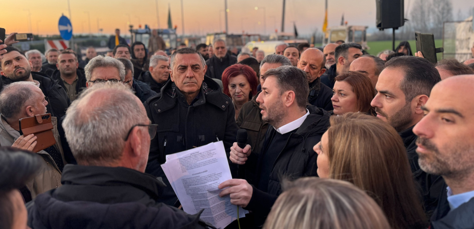 ΠΑΣΟΚ-ΚΙΝΑΛ: Αντιπολίτευση και από τα... μπλόκα