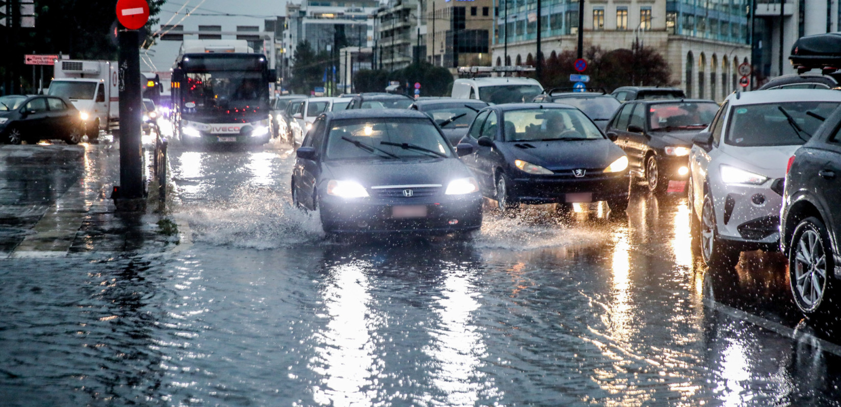 Σε ποτάμια μετατράπηκαν οι δρόμοι σε Αττική και Τροιζηνία από την κακοκαιρία