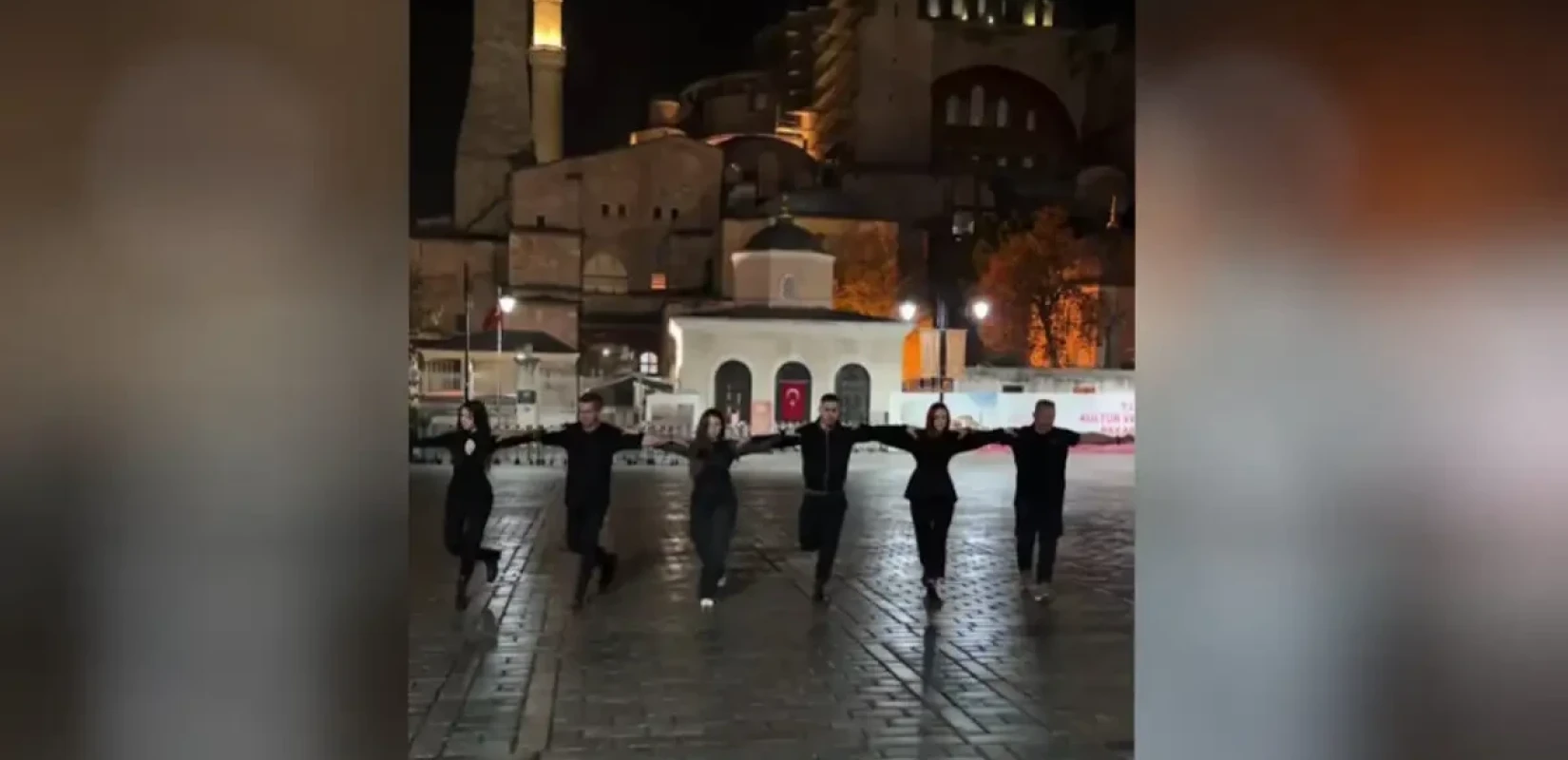 Έλληνες έβαλαν Στράτο Διονυσίου και χόρεψαν χασάπικο μπροστά στην Αγία Σοφία: «Είναι ΑΙ», λένε οι Τούρκοι - Δείτε το βίντεο
