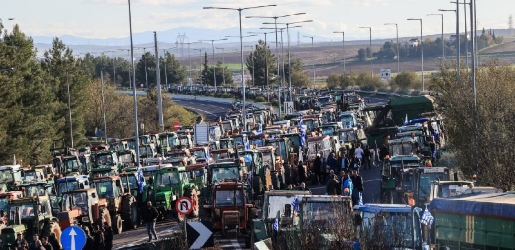 Τρεις συλλήψεις αγροτών στη Θεσσαλία: Επεισόδια με τραυματίες και δακρυγόνα - Νέος γύρος αποκλεισμών Εθνικών Οδών από Δευτέρα