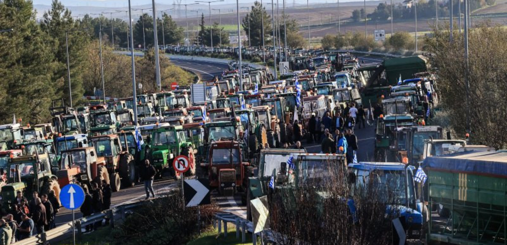 Aγροτικά μπλόκα - Μαραθώνιες συσκέψεις για το μέλλον τους: Ποια σημεία άνοιξαν και ποια παραμένουν κλειστά