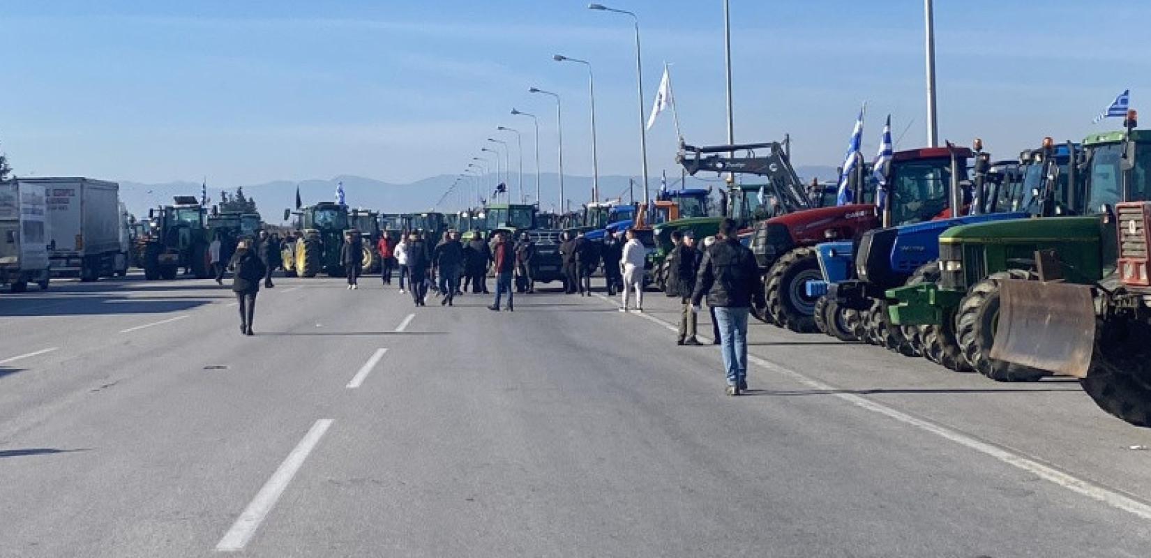 Σε θέσεις «μάχης» οι αγρότες της Θεσσαλονίκης: Με «κόλπο γκρόσο» έκλεισαν και τα δύο ρεύματα στην Εθνική Οδό (βίντεο)