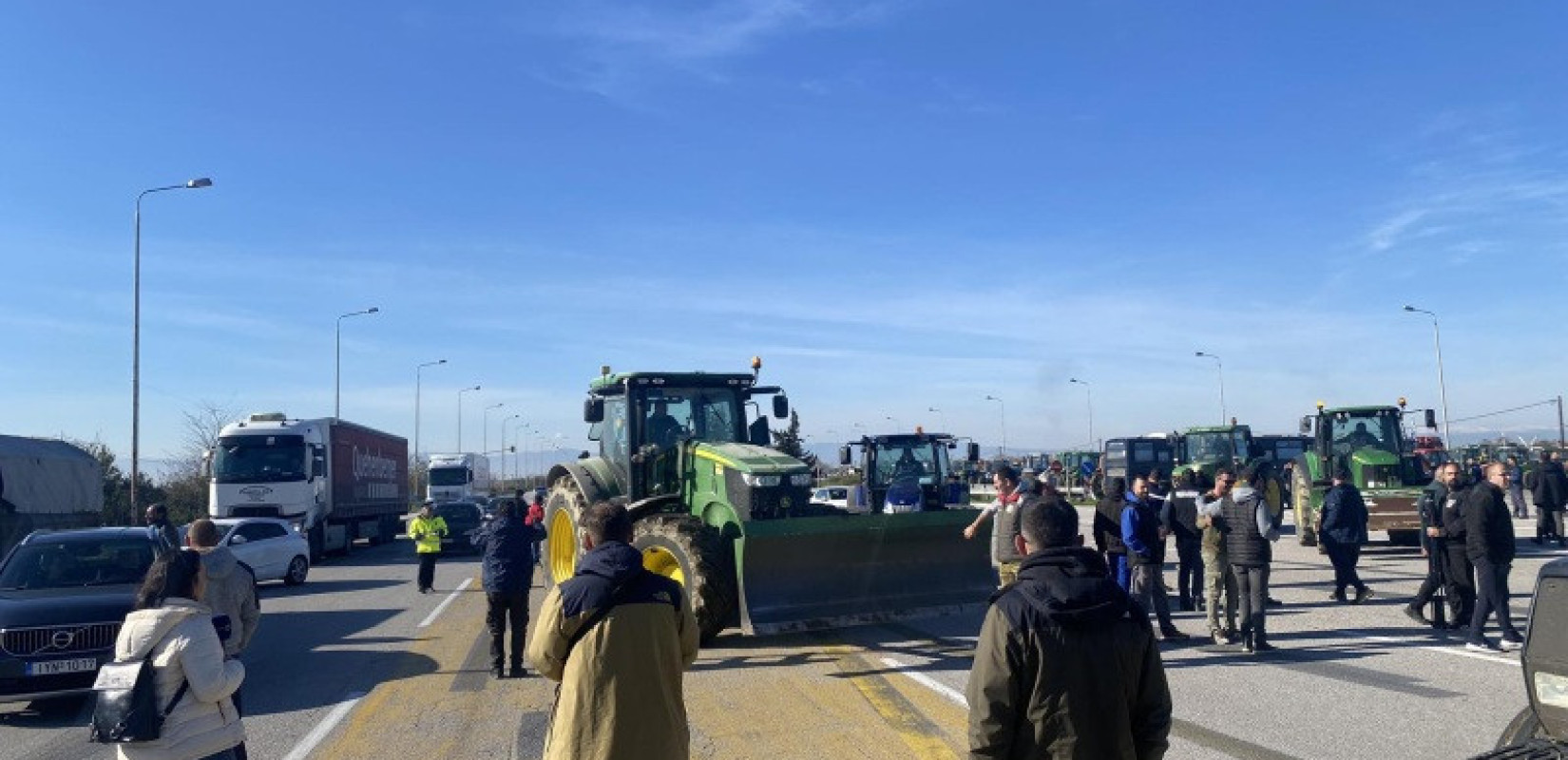 Κλιμακώνονται οι αγροτικές κινητοποιήσεις: Μπλόκα σε Λάρισα, Θεσσαλονίκη και Καρδίτσα - Σκληραίνει η σύγκρουση με την κυβέρνηση