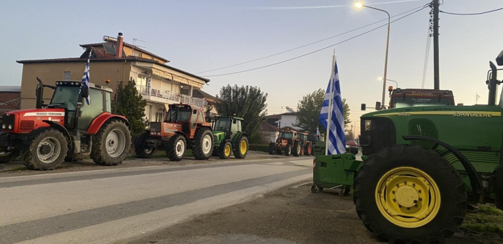 Θεσσαλονίκη: Στήνονται τα πρώτα μπλόκα σε Μάλγαρα και Χαλκηδόνα- Σκληραίνουν τη στάση τους οι αγρότες