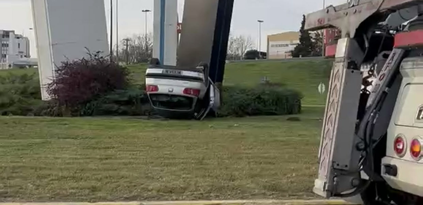 Θεσσαλονίκη: Ανατροπή αυτοκινήτου έξω από εμπορικό κέντρο - Αναφορές για τραυματίες (βίντεο)