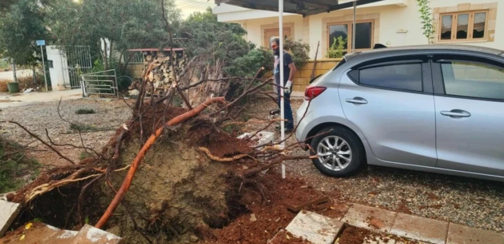Έντονα καιρικά φαινόμενα στην Κύπρο: Aνεμοστρόβιλος έφερε το μπλακ άουτ στο Αυγόρου (βίντεο)