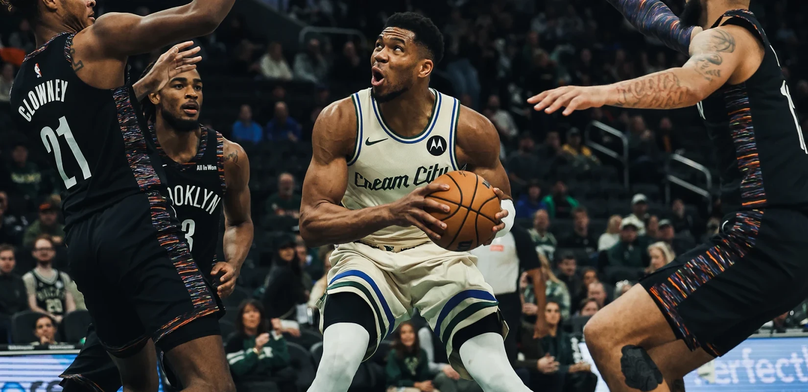 ΝΒΑ: Ο Γιάννης Αντετοκούνμπο έσπασε το φράγμα των 21.000 πόντων (βίντεο)