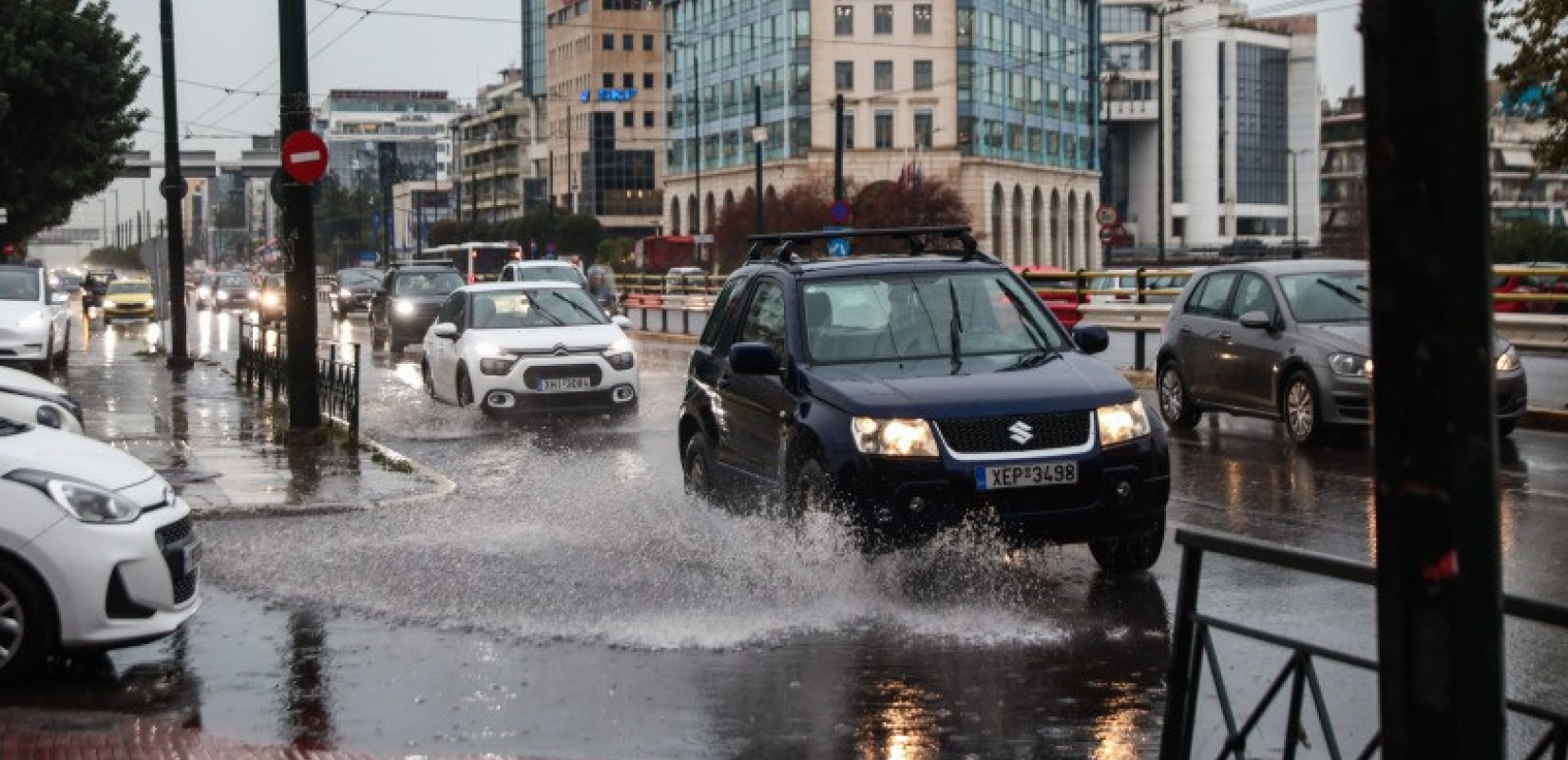 Χάος στο οδικό δίκτυο της Αττικής: Πλημμυρισμένοι δρόμοι και διακοπές κυκλοφορίας - Δώδεκα απεγκλωβισμοί πολιτών