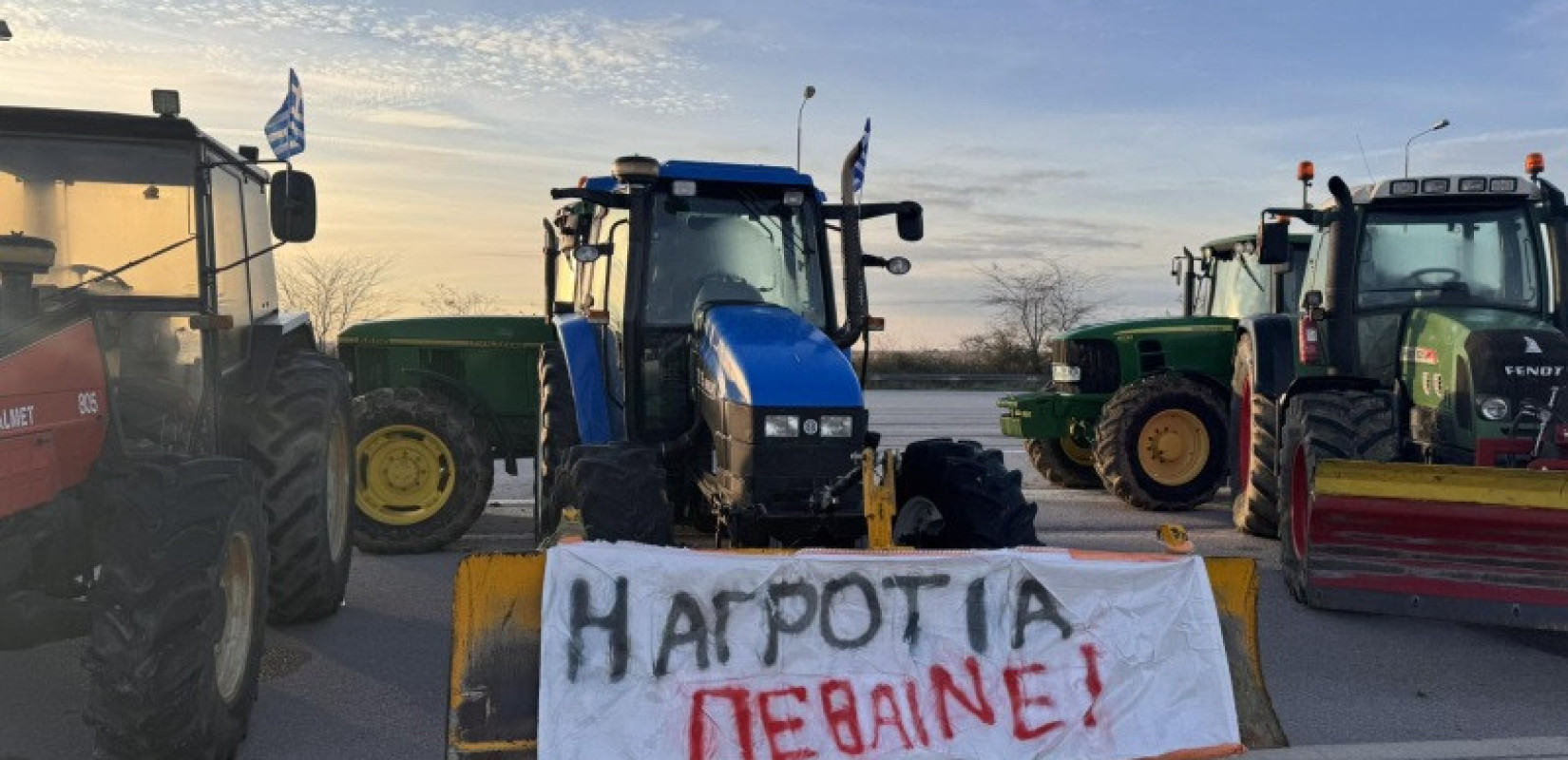 Αγρότες: Ενισχύονται τα μπλόκα σε όλη τη χώρα - Κυβερνητική προειδοποίηση για αποκλεισμούς και τεταμένο κλίμα