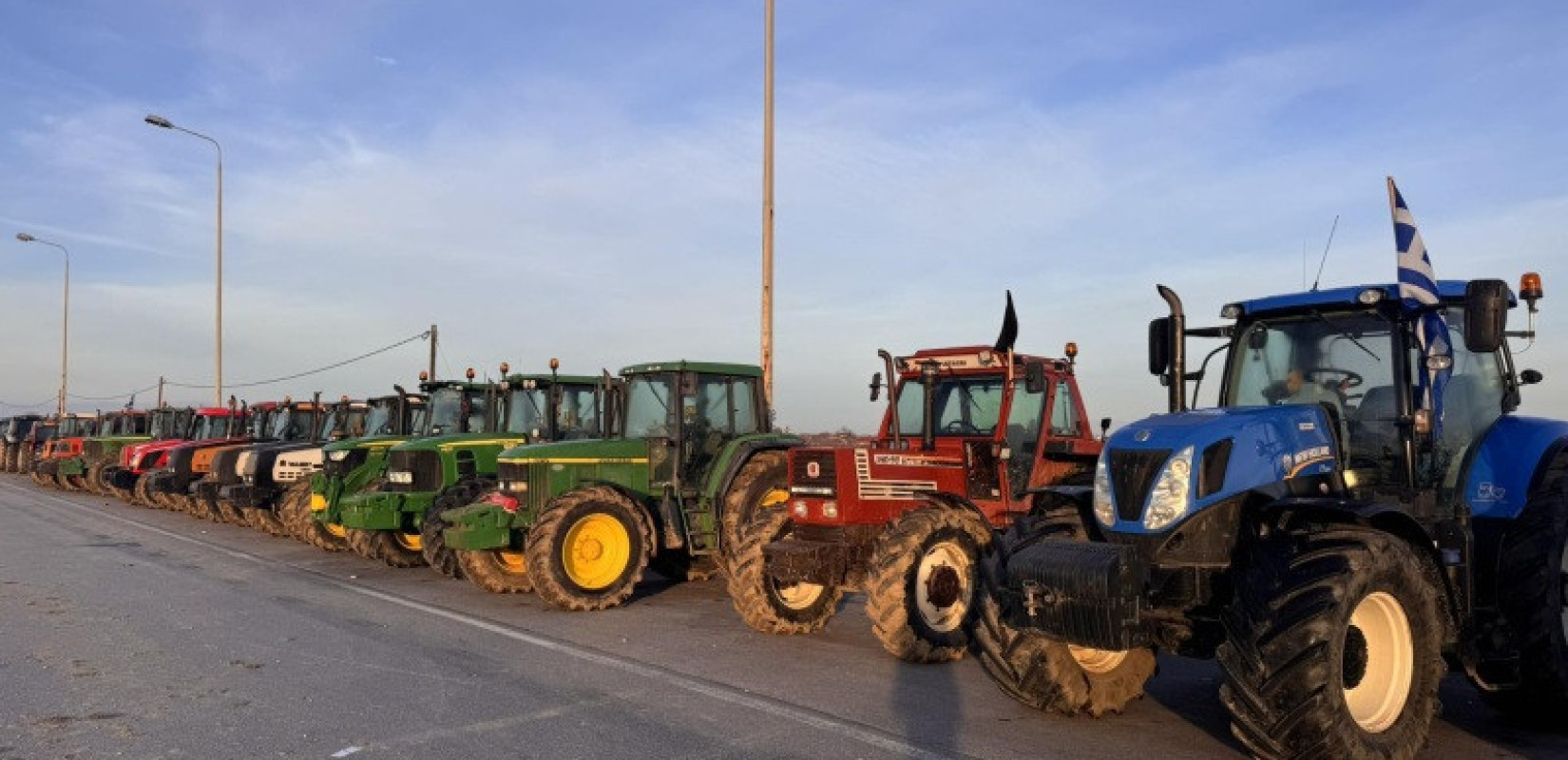 Στον κόμβο της Τρίγλιας της Χαλκιδικής έφτασε και άλλη ομάδα αγροτών