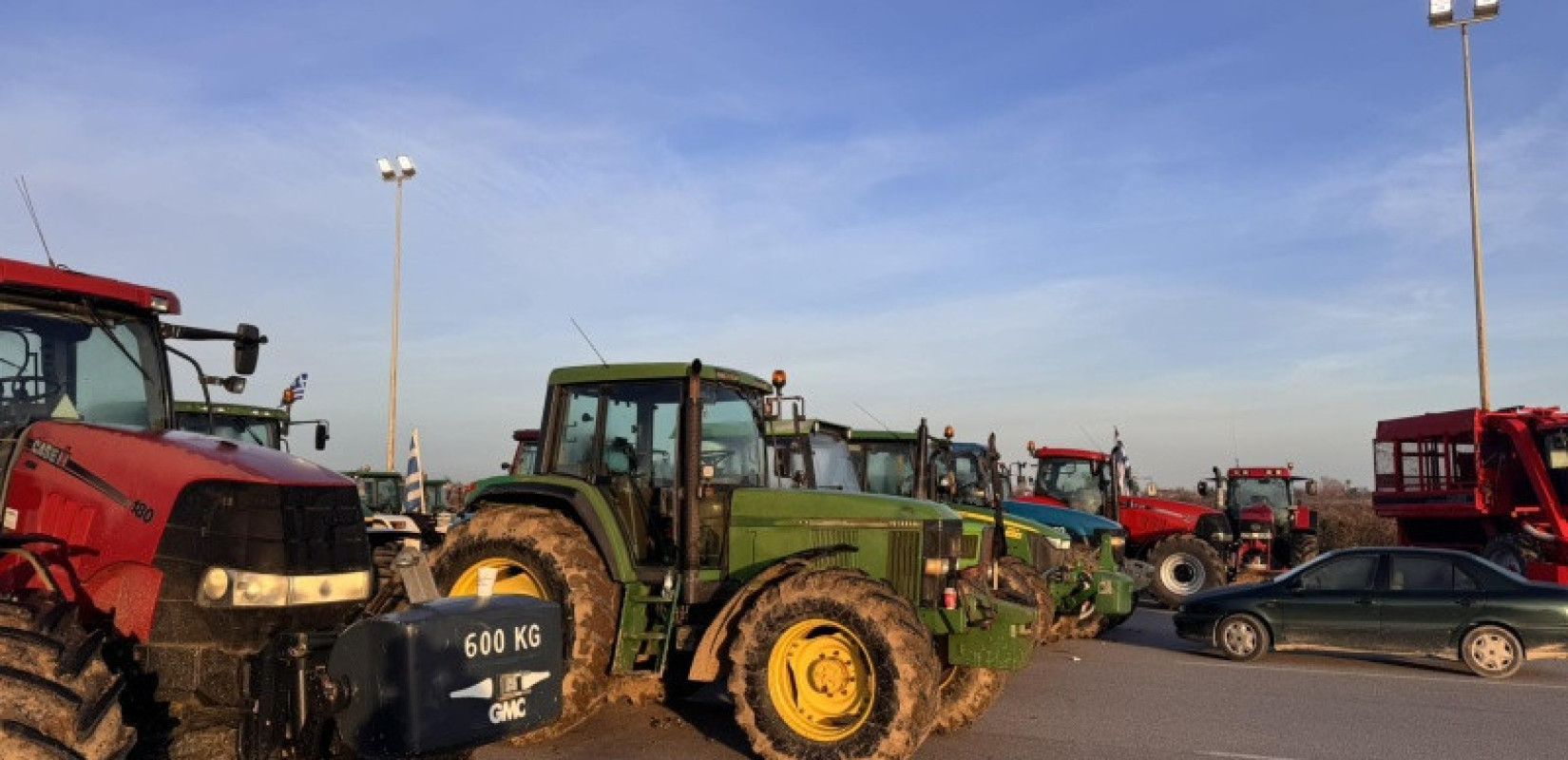 Οι αγρότες της δυτικής Ελλάδας προχωρούν από σήμερα σε συμβολικούς αποκλεισμούς δρόμων