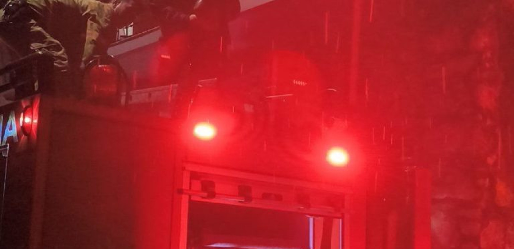 Χίος: Απεγκλωβισμός μητέρας και γιου από σπίτι που πήρε φωτιά