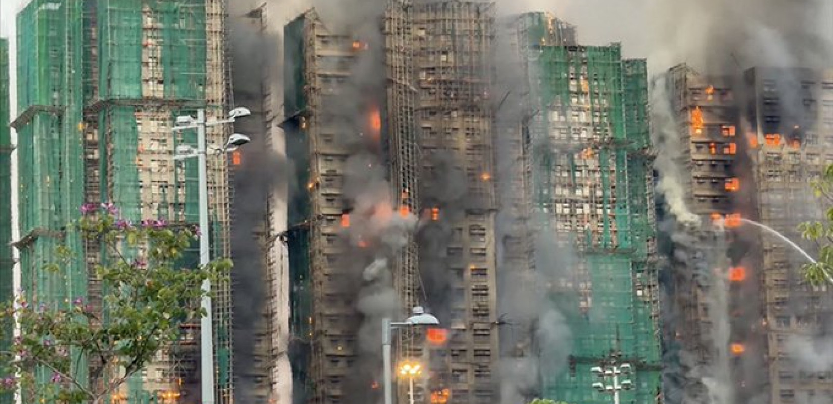 Χονγκ Κονγκ: Τέσσερις οι νεκροί από την πυρκαγιά σε ουρανοξύστη - Ανάμεσά τους ένας πυροσβέστης (βίντεο)
