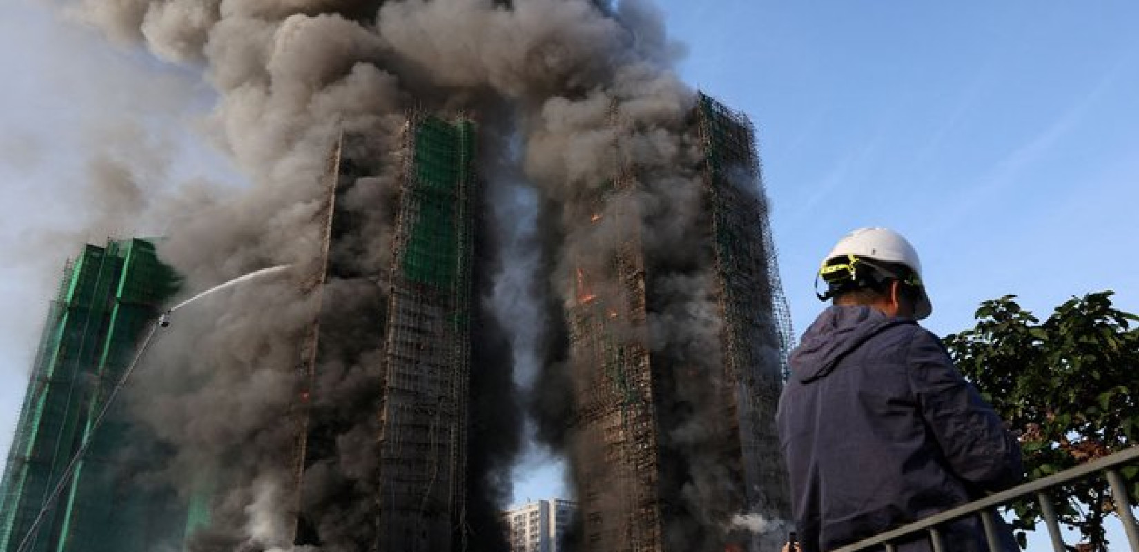 Χονγκ Κονγκ: Φωτιά σε ουρανοξύστη - Δεκάδες οι εγκλωβισμένοι (βίντεο)