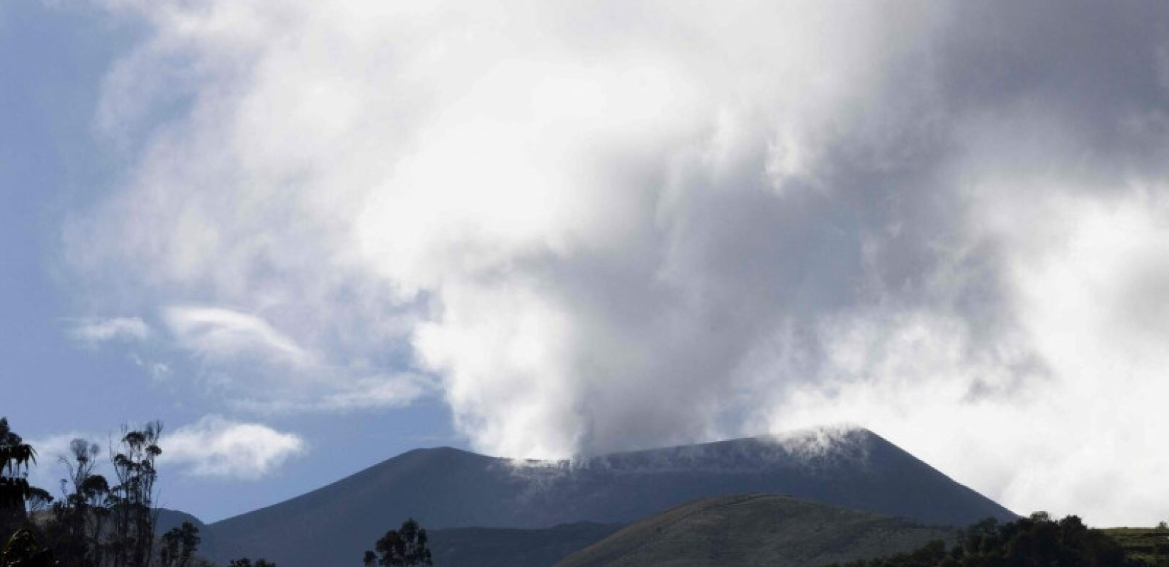 Κολομβία: Αυξάνει τη δραστηριότητα το ηφαίστειο Πουρασέ - Βροχή τέφρας σε χωριά κοντά στην Ποπαγιάν (βίντεο)