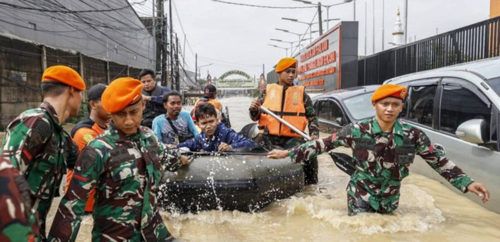 Πλημμύρες πλήττουν την Ινδονησία - Τουλάχιστον οκτώ νεκροί στη Σουμάτρα (βίντεο)