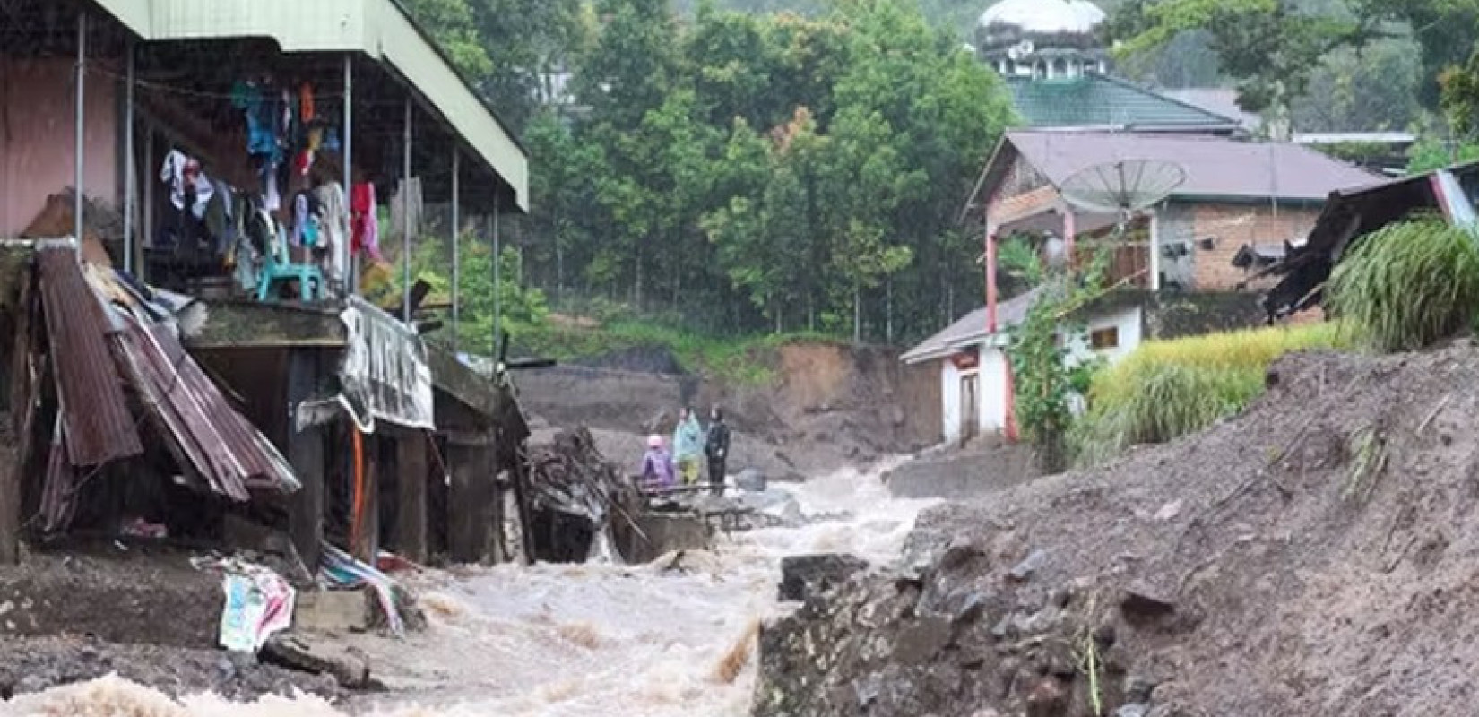 Φονικές πλημμύρες στην Ινδονησία: Στους 84 οι νεκροί