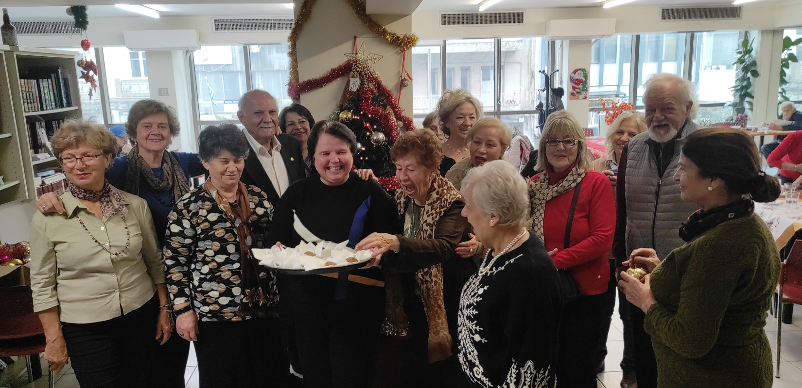 Θεσσαλονίκη: Σε Χριστουγεννιάτικο πνεύμα τα ΚΑΠΗ του Δήμου - Στολίστηκε το πρώτο παράρτημα (βίντεο)