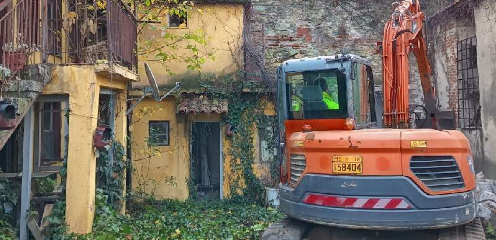 Θεσσαλονίκη: Ξεκίνησαν οι κατεδαφίσεις στην Άνω Πόλη - Ανακαλύφθηκε και ιστορικός φούρνος στα Βυζαντινά Τείχη