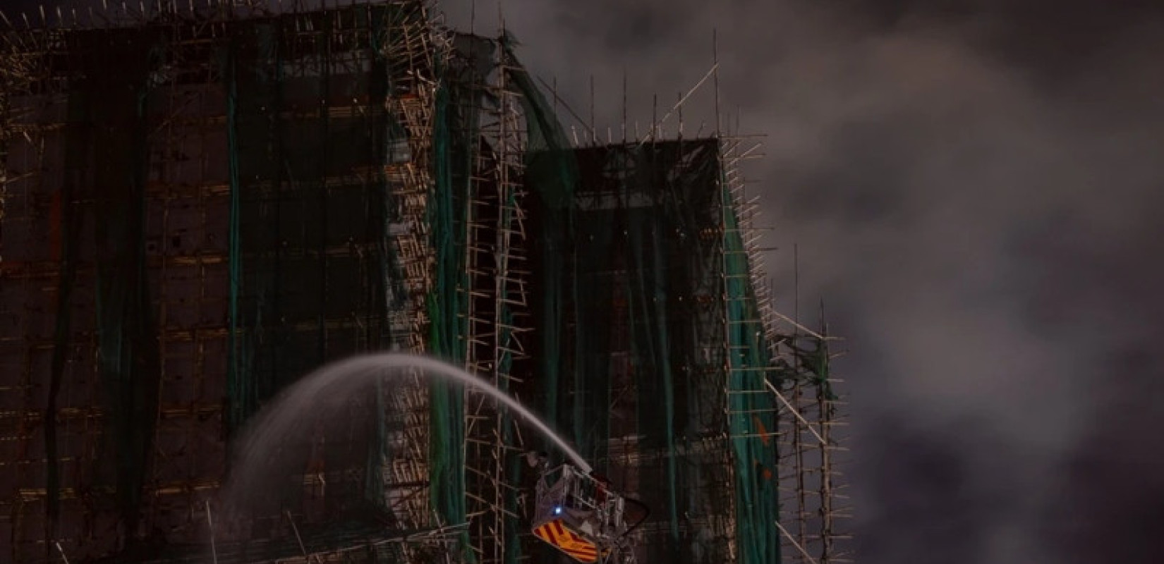 Χονγκ Κονγκ: 94 νεκροί από την καταστροφική πυρκαγιά - Αγώνας δρόμου για εντοπισμό επιζώντων