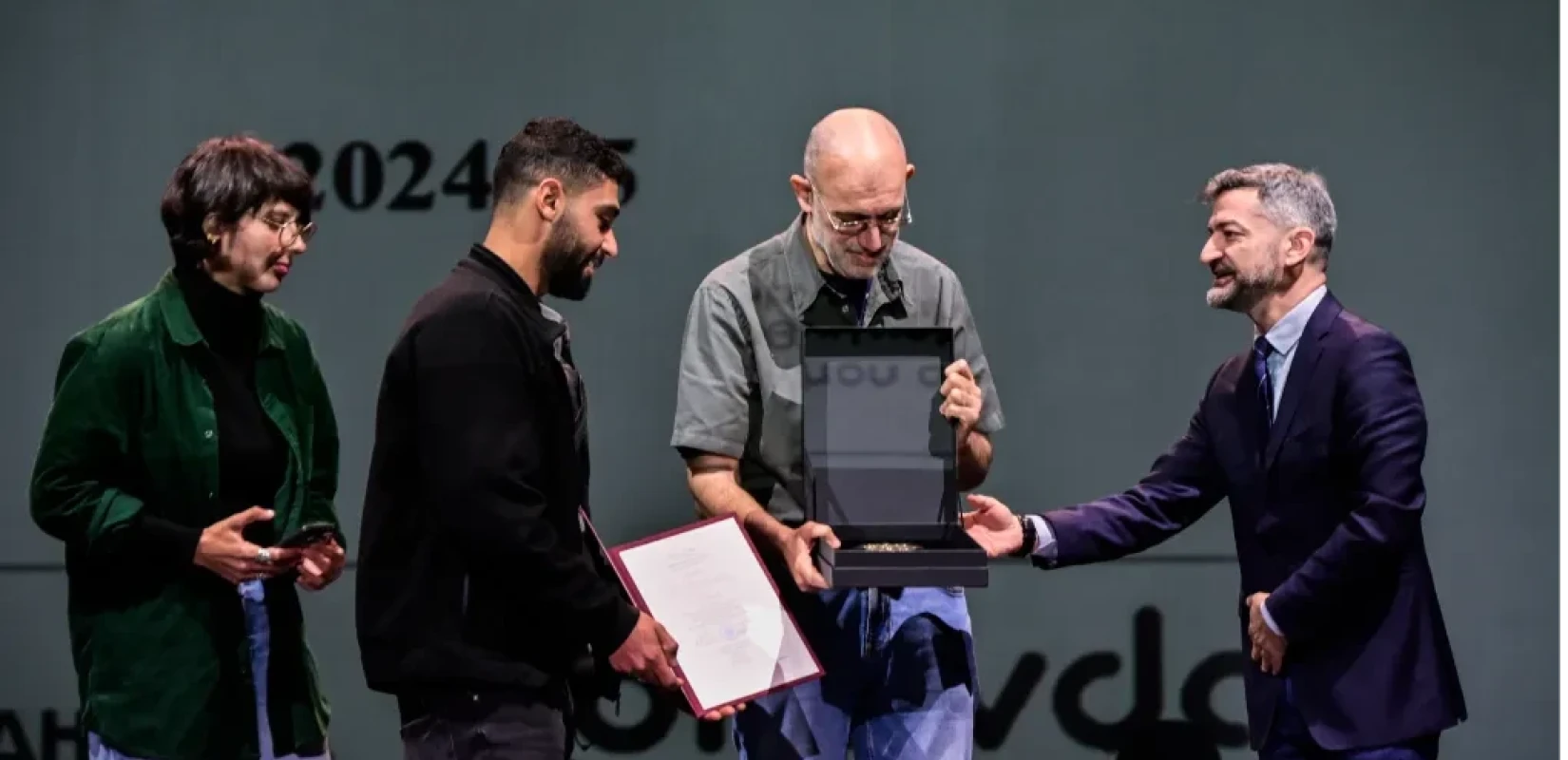 Σε επιζώντα πρόσφυγα της Πύλου αφιέρωσε ο Θανάσης Τριαρίδης το βραβείο δραματουργίας «Κάρολος Κουν»