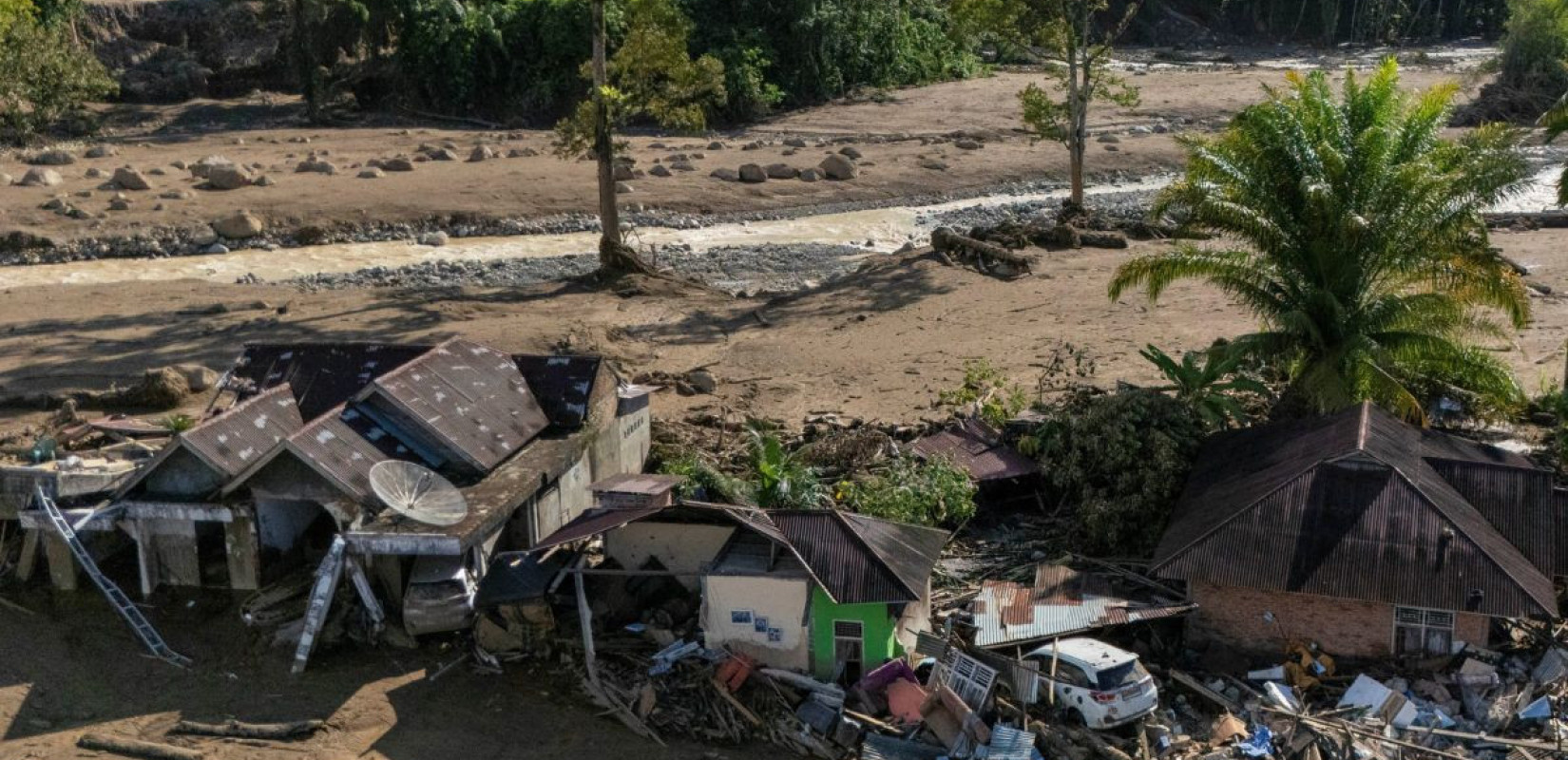 Πηγή: https://d3i6fh83elv35t.cloudfront.net/static/2025/12/2025-12-01T095052Z_1515681196_RC2L7IAITYM9_RTRMADP_3_ASIA-WEATHER-INDONESIA-1200x869.jpg