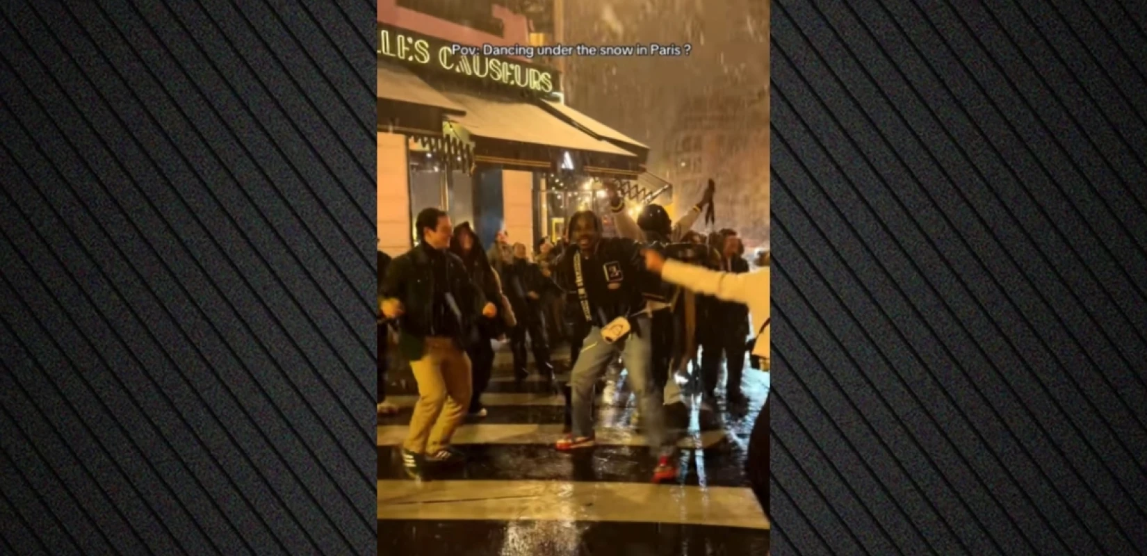 Μια στιγμή γεμάτη Χριστούγεννα στο Παρίσι: Χορεύουν το «All i want for Christmas is you» ενώ χιονίζει - Δείτε βίντεο