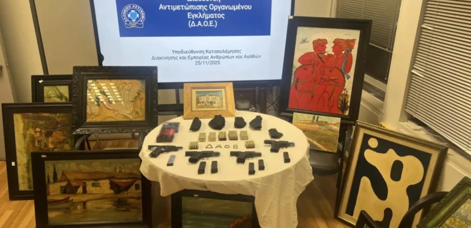 Κύκλωμα με πλαστούς πίνακες: To λαμπρό βιογραφικό του δικηγόρου που συνελήφθη (βίντεο)