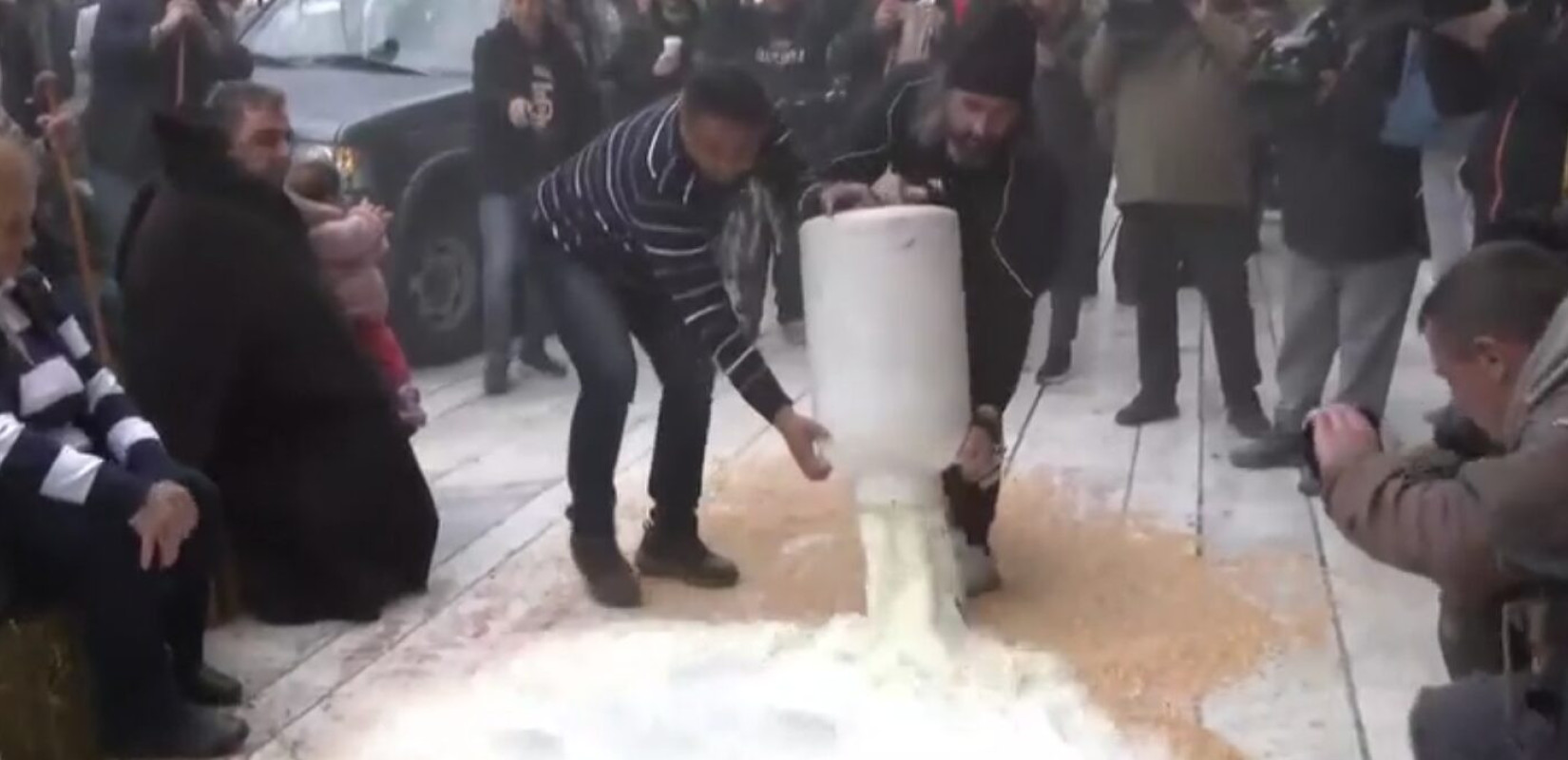 Λάρισα: Κτηνοτρόφοι έχυσαν γάλατα στην κεντρική πλατεία - Δείτε βίντεο