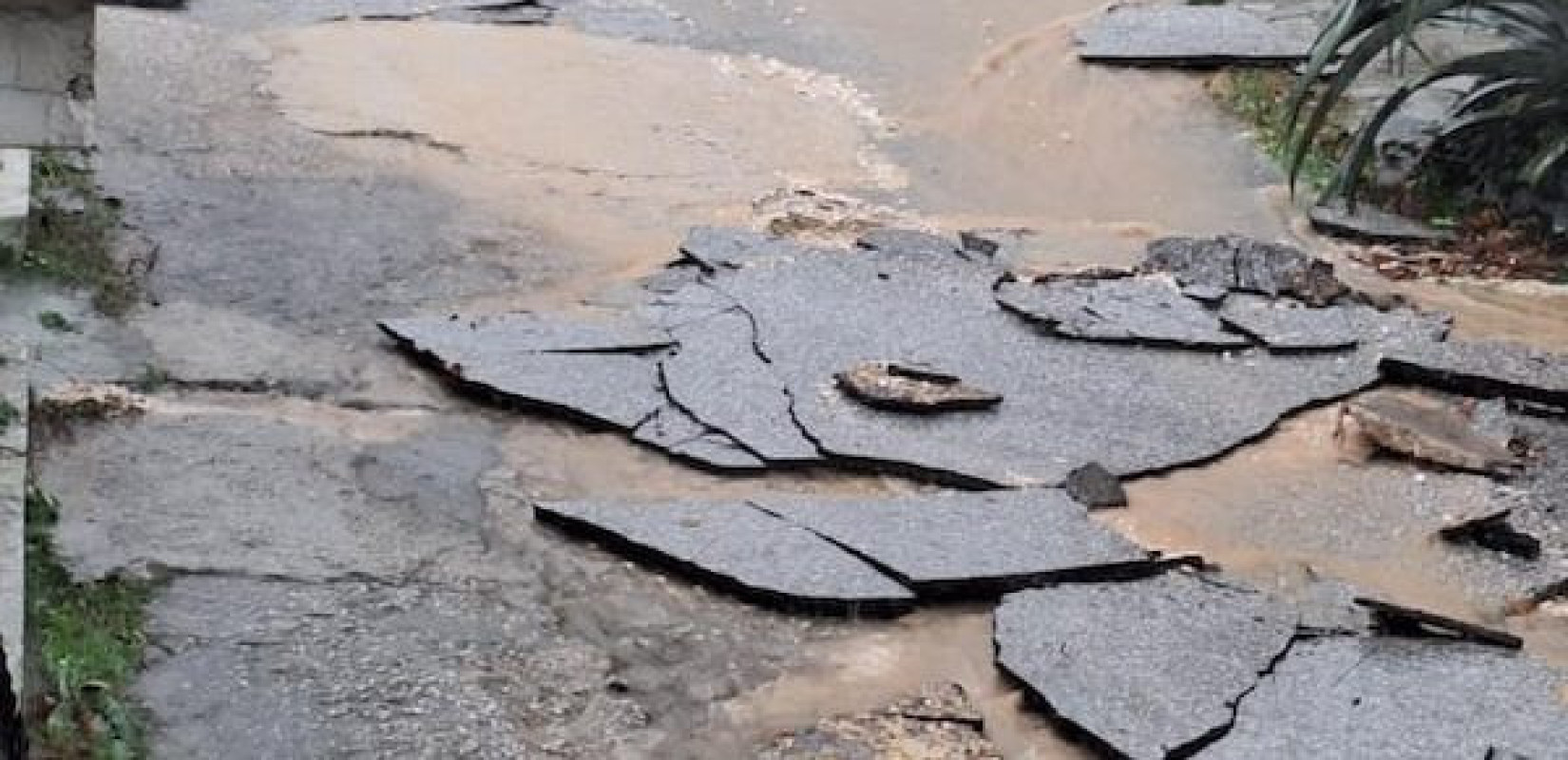 Καταστροφές στη Θάσο από τις έντονες βροχοπτώσεις – Δρόμοι ξηλώθηκαν στην Ποταμιά, παρασύρθηκαν αυτοκίνητα