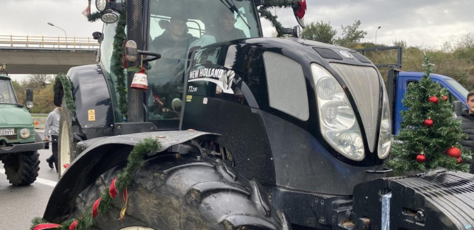 Αγρότες με στολισμένα τρακτέρ αποκλείουν δρόμους στη Θεσσαλονίκη - Μηχανοκίνητη πορεία προς το αεροδρόμιο (βίντεο)