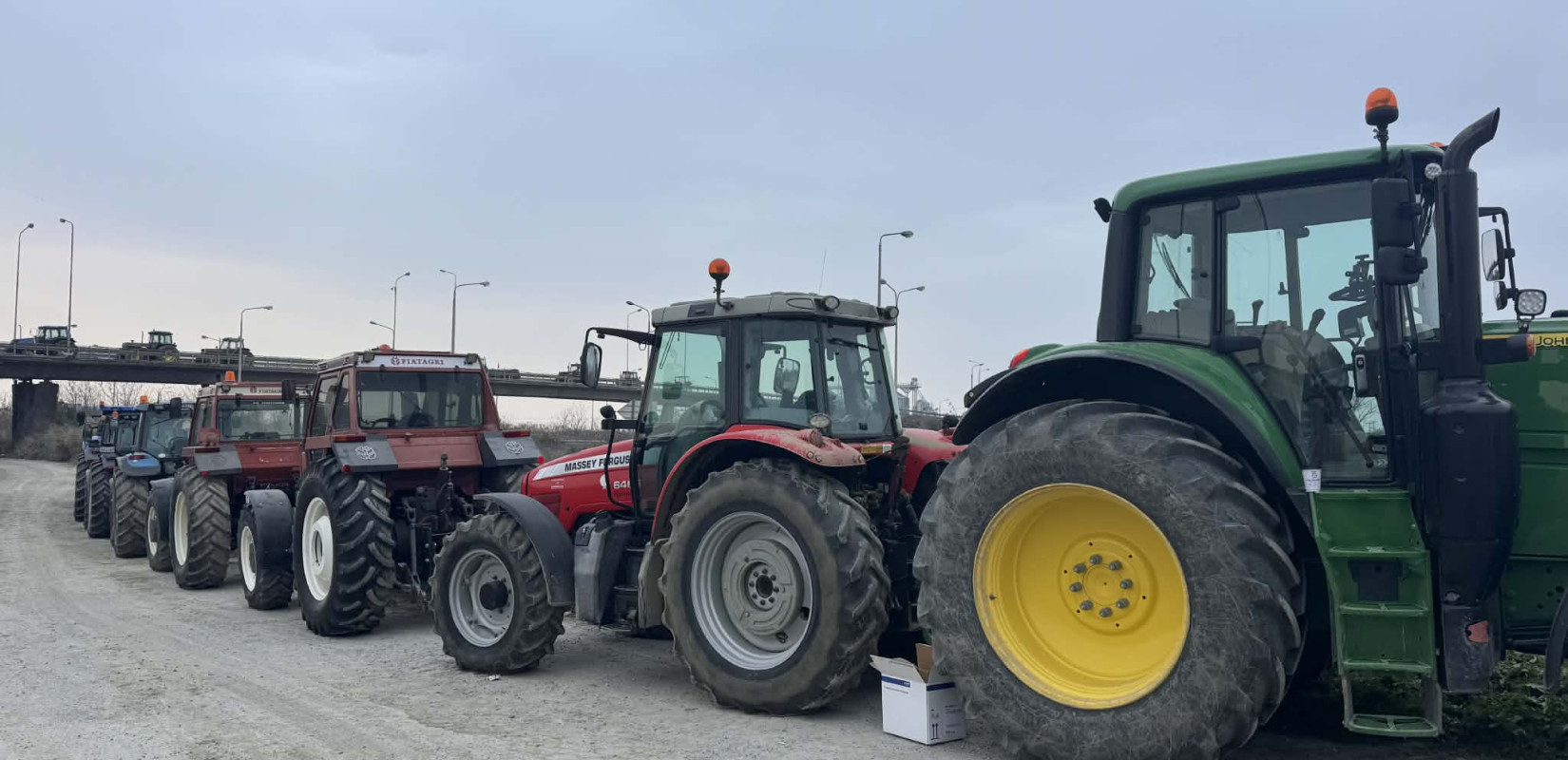 Τρίκαλα: Παραμένουν στο μπλόκο του Ε65 οι αγρότες της Καρδίτσας