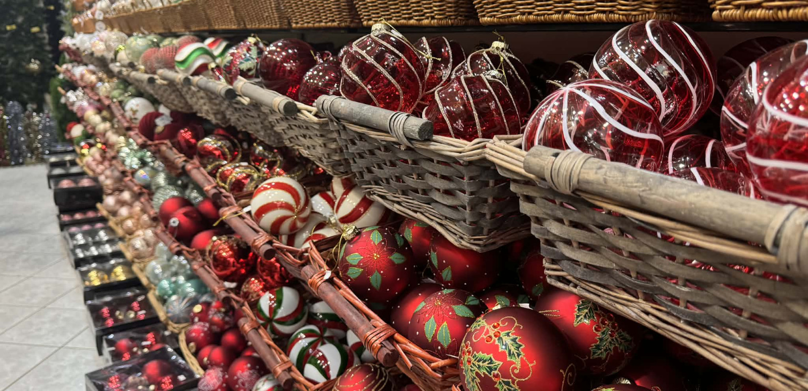 Θεσσαλονίκη: «Ζεσταίνεται» η χριστουγεννιάτικη αγορά- Φθηνότερα  στολίδια αναζητούν οι καταναλωτές