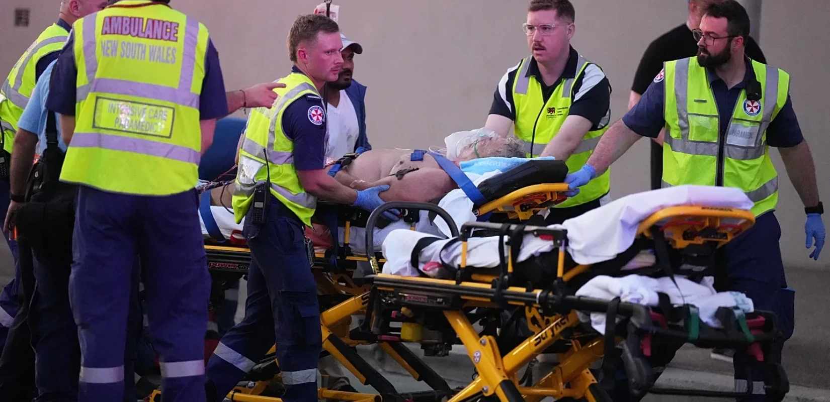 Αυστραλία-επίθεση: Οι Αυστραλοί χαιρετίζουν τον «ήρωα»  που όρμησε και άρπαξε το όπλο από έναν ένοπλο