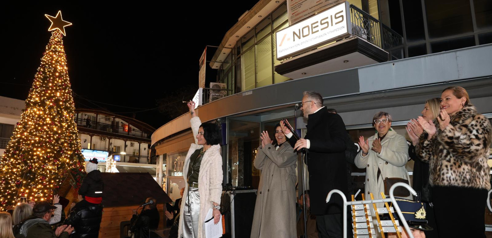 Σε γιορτινό κλίμα και με τα καταστήματα ανοιχτά φωταγωγήθηκε το χριστουγεννιάτικο δέντρο στο Ωραιόκαστρο