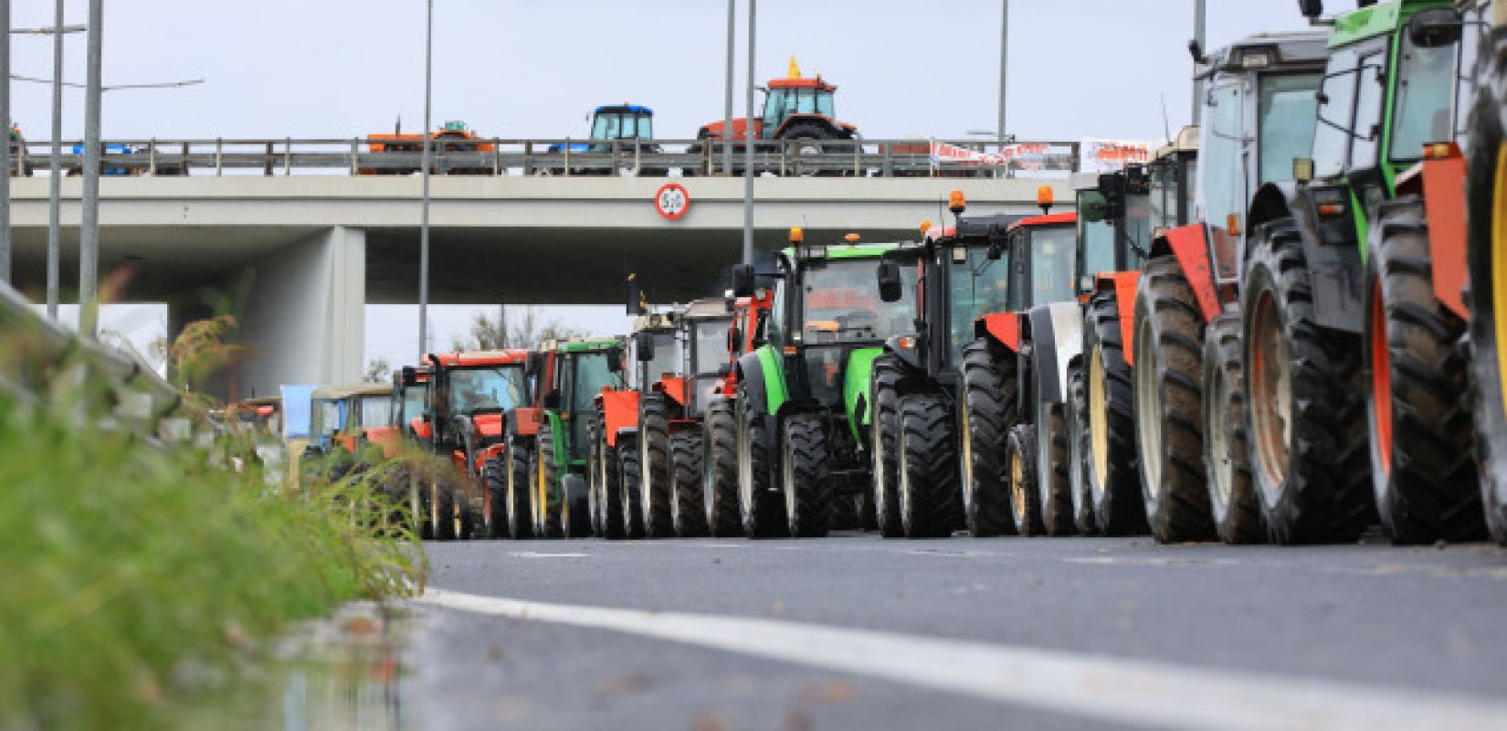 Επεισόδια μεταξύ αγροτών και αστυνομίας έξω από το αεροδρόμιο Ηρακλείου «Ν. Καζαντζάκης»