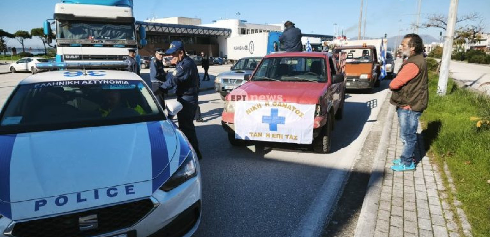 Έφτασαν τα τρακτέρ στο λιμάνι της Ηγουμενίτσας - Με φραγμό απάντησε η Αστυνομία