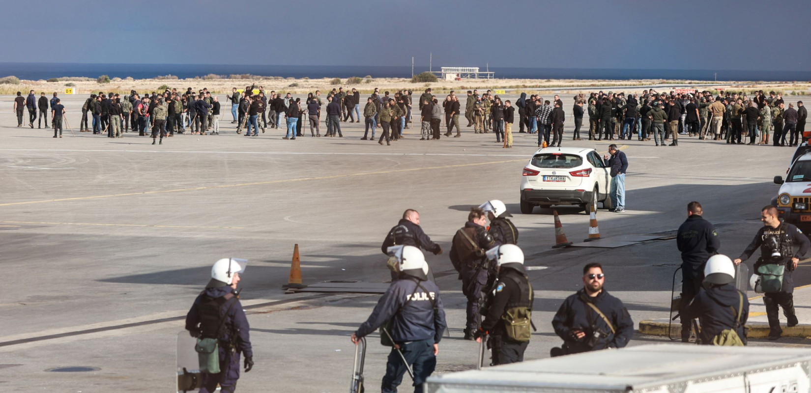 Χάος στην Κρήτη: Οι αγρότες αναποδογύρισαν περιπολικό, οκτώ αστυνομικοί τραυματίστηκαν - Κλειστά τα αεροδρόμια σε Ηράκλειο, Χανιά