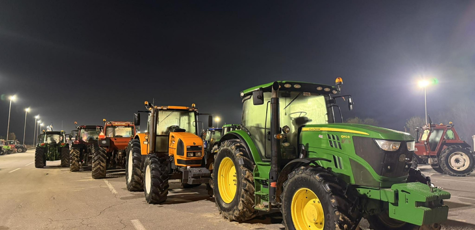Θεσσαλονίκη: Αποκλεισμένη η διέλευση οχημάτων στα Πράσινα Φανάρια - Σε Γενική Συνέλευση το μπλόκο της Εξοχής