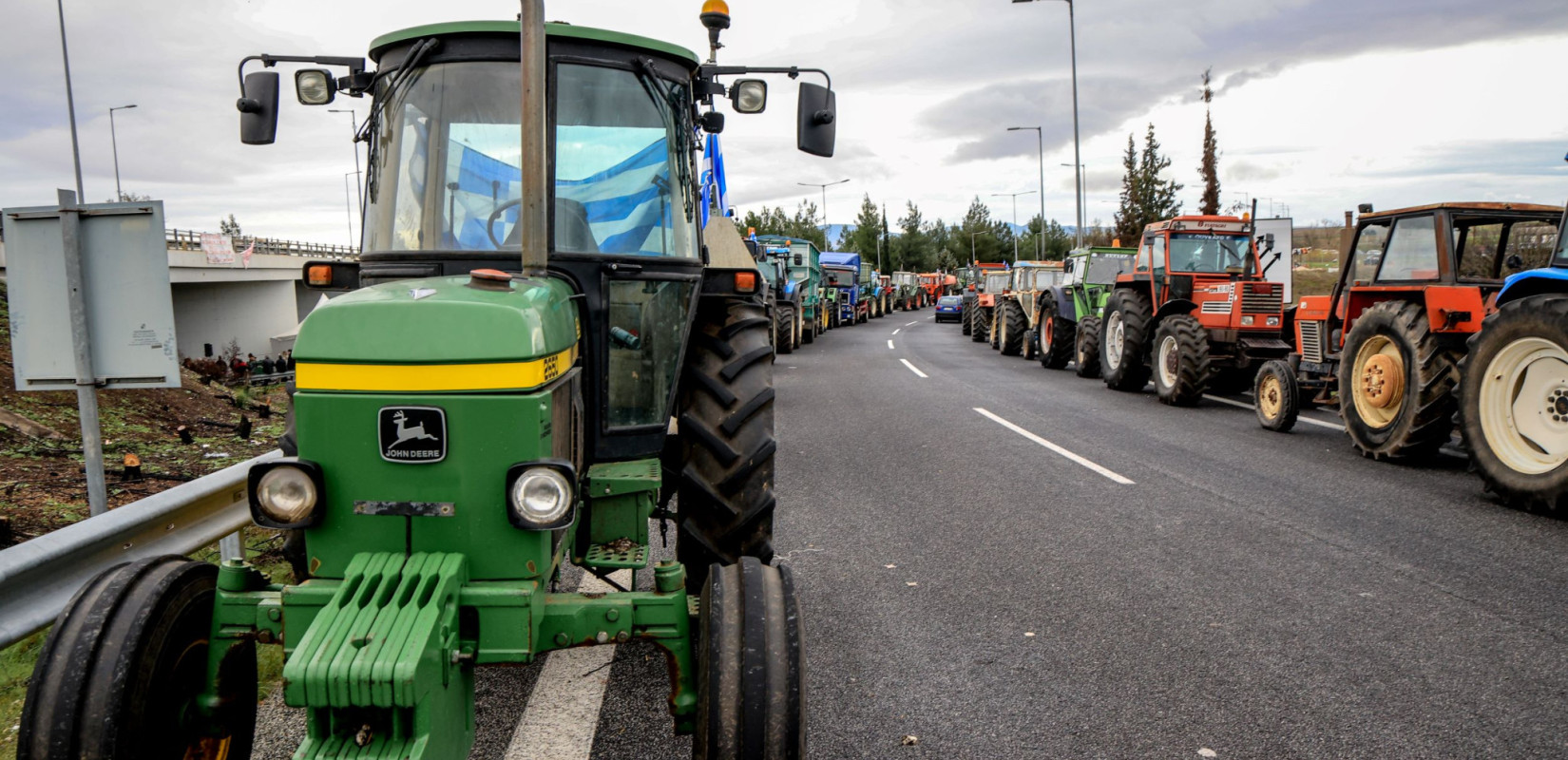 Θήβα: Άνοιξε και δεύτερη λωρίδα κυκλοφορίας στο μπλόκο των αγροτών