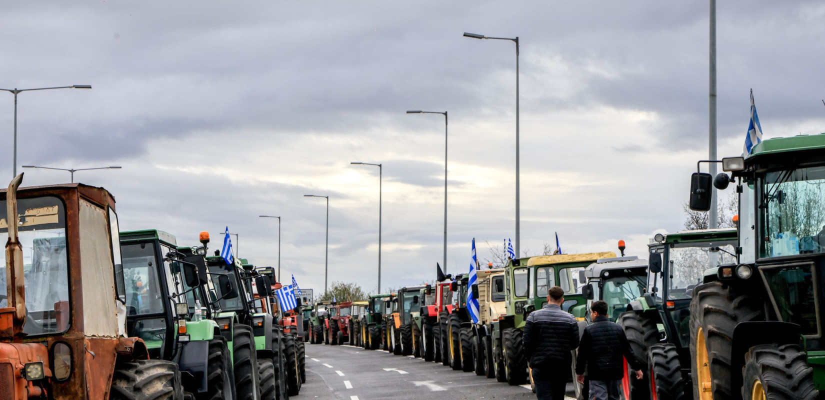 Αγροτικά μπλόκα σε όλη την Ελλάδα: Τρακτέρ ακινητοποιούν εθνικές οδούς και οδηγούν σε νέες κινητοποιήσεις