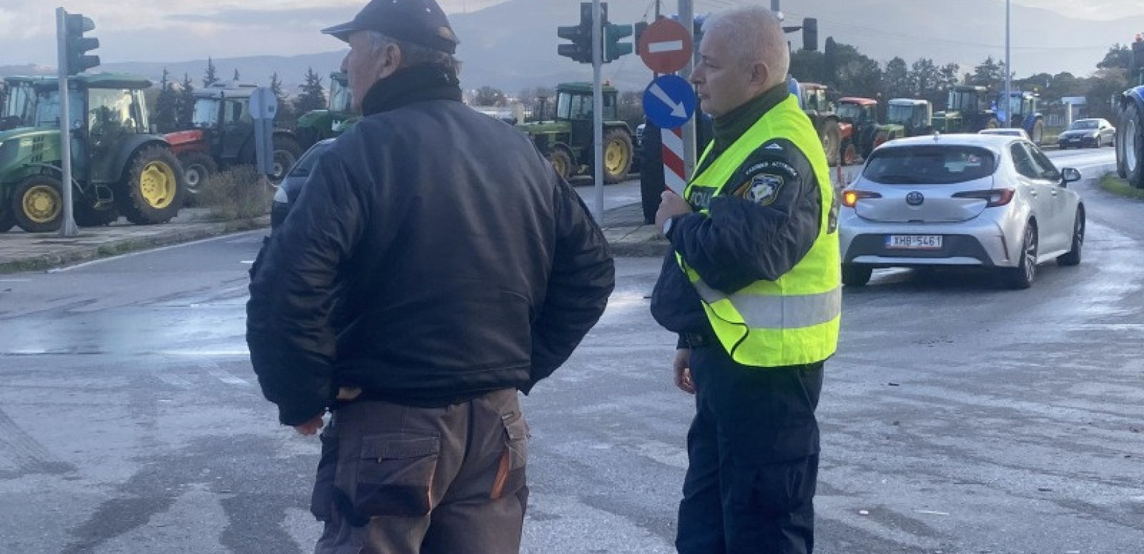 Θεσσαλονίκη: Σε θέση… τροχονόμων και οι αγρότες στα Πράσινα Φανάρια - Ζητούν από οδηγούς να περάσουν από τον φραγμό της ΕΛΑΣ (βίντεο)