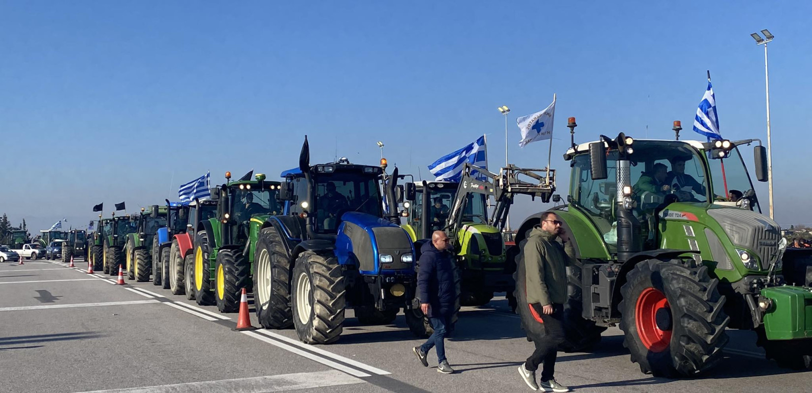 Λαμία: Παραμένουν στα μπλόκα οι αγρότες