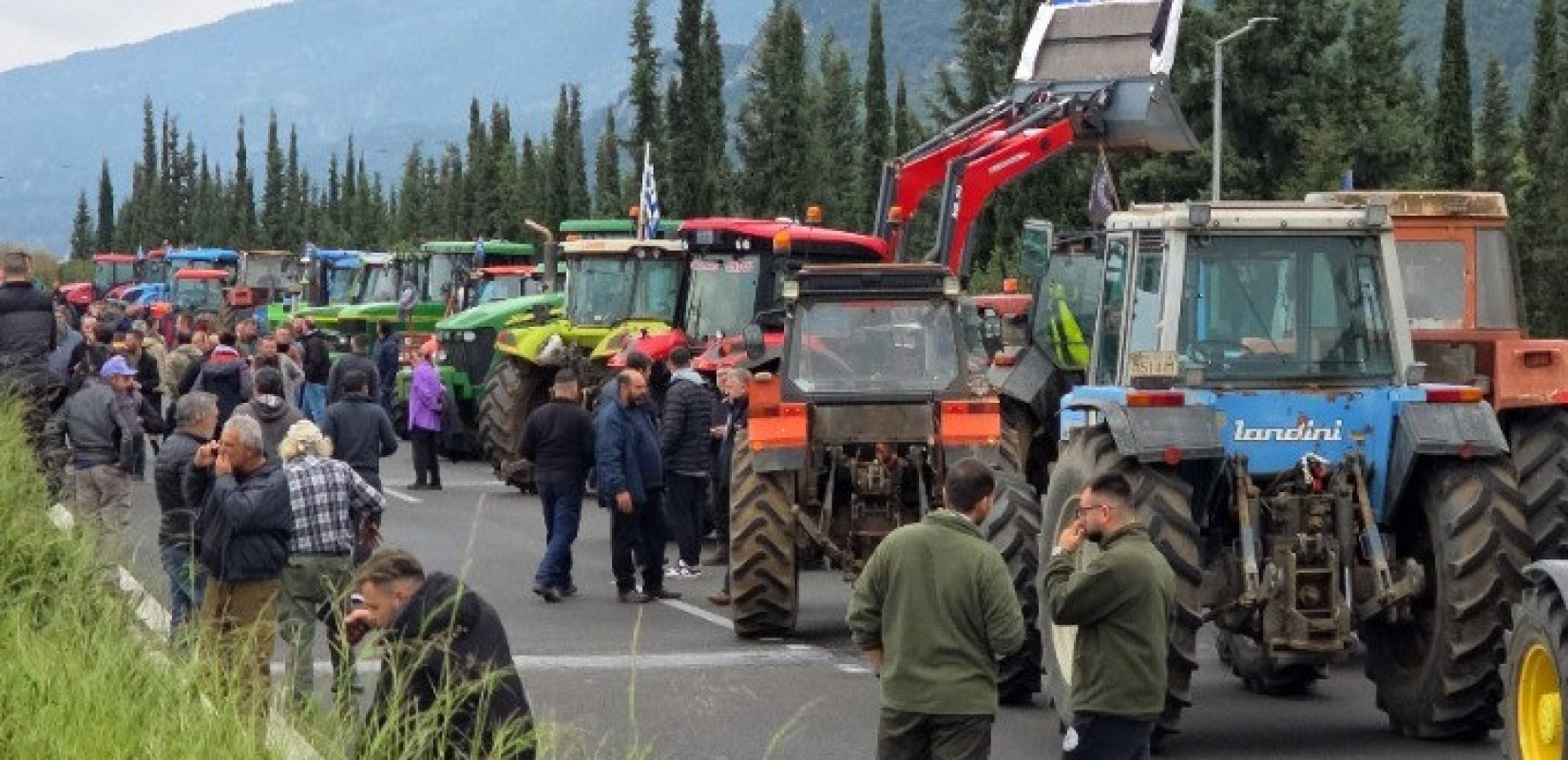 Αποκλεισμένη η Εθνική Οδός Αθηνών - Λαμίας από τα αγροτικά μπλόκα (βίντεο)