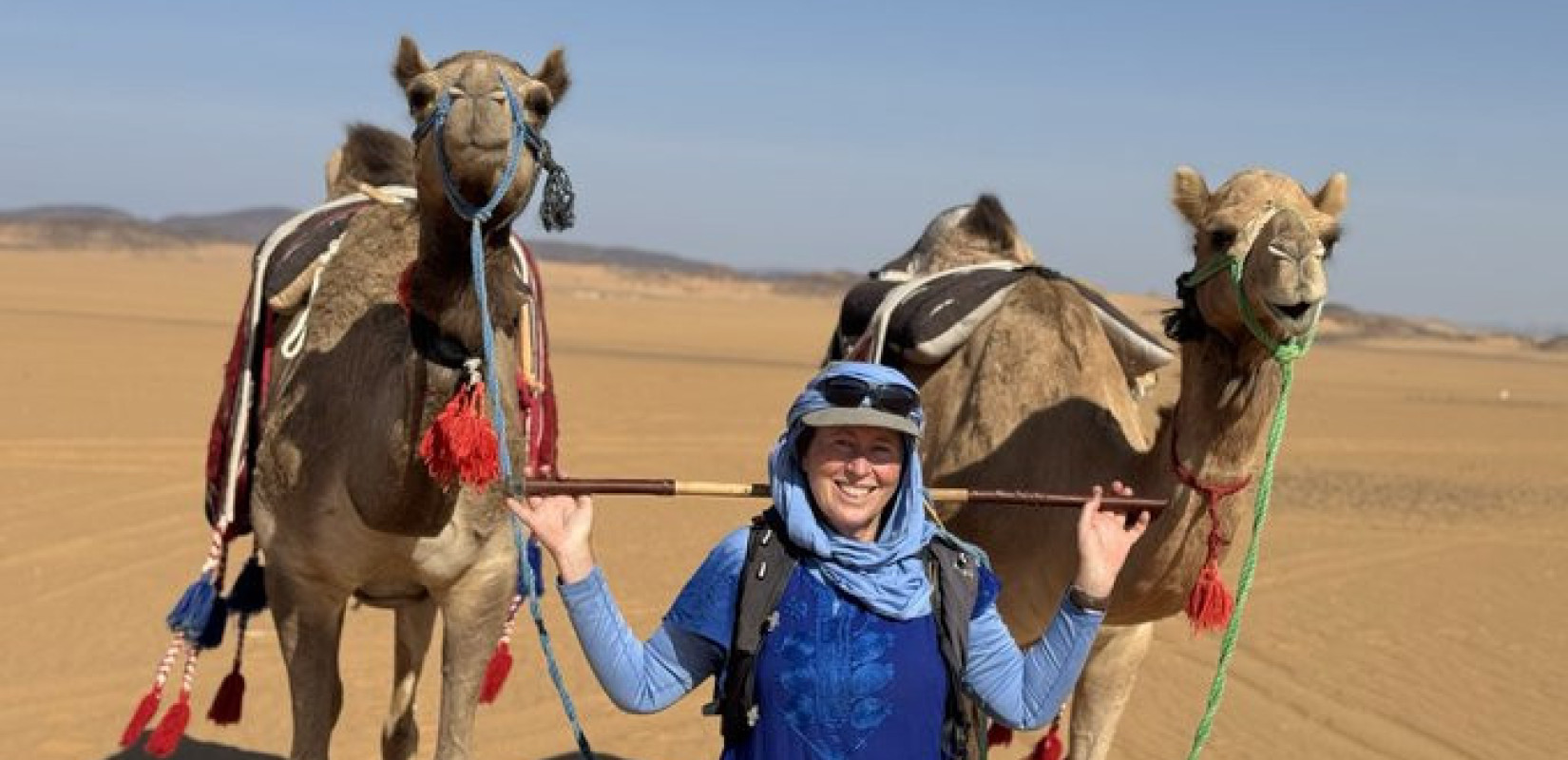 Βρετανίδα εξερευνήτρια έγινε ο πρώτος άνθρωπος που διέσχισε τη Σαουδική Αραβία περπατώντας (βίντεο)
