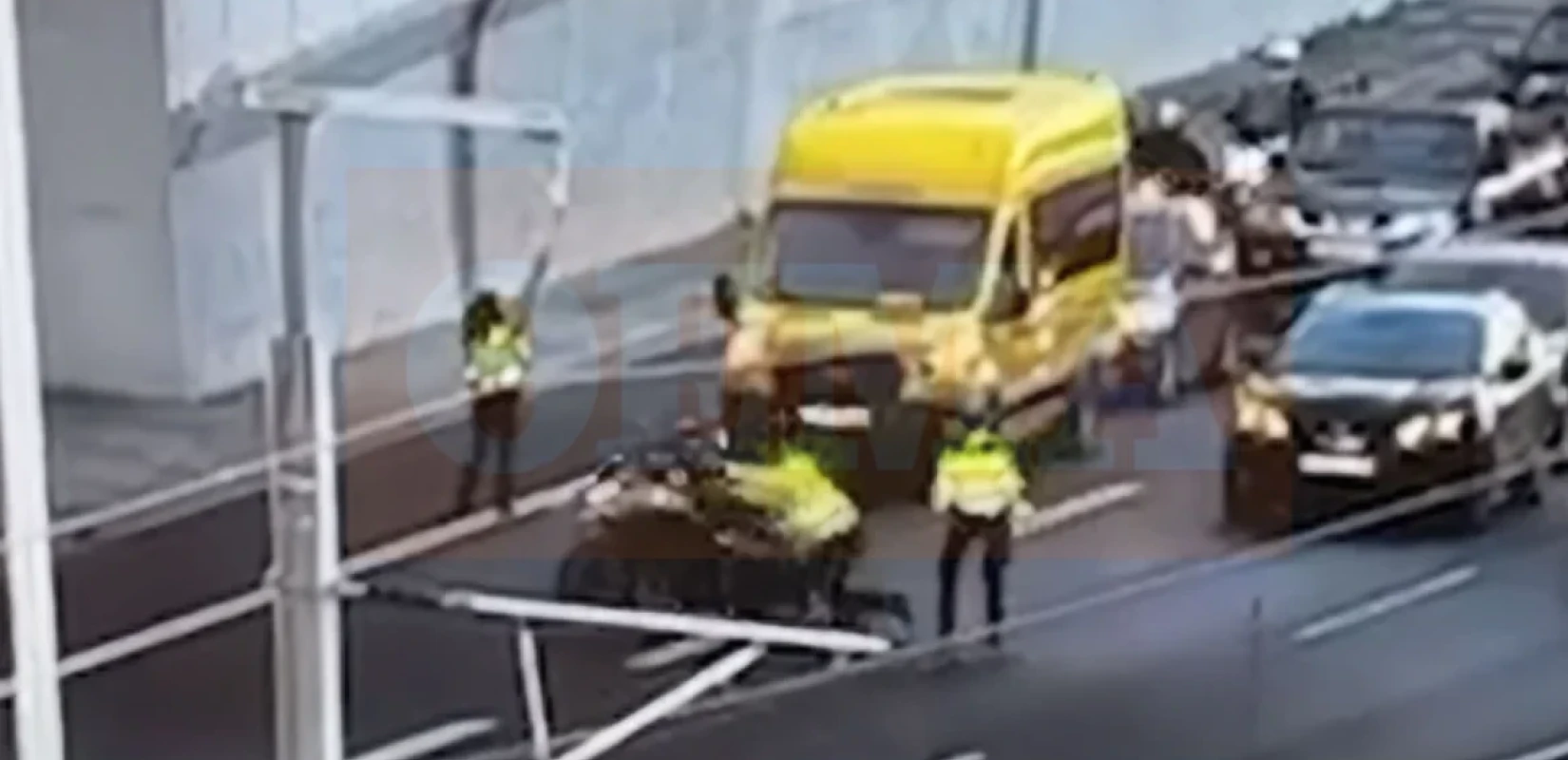 Οδηγός μοτοσικλέτας παρέσυρε τροχονόμο στην Αττική Οδό - Δείτε βίντεο