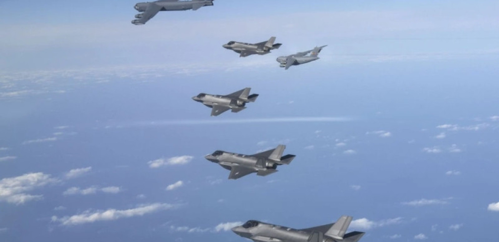 Η Ιαπωνία και οι ΗΠΑ επιδεικνύουν ισχύ με στρατηγικούς βομβαρδιστές και μαχητικά