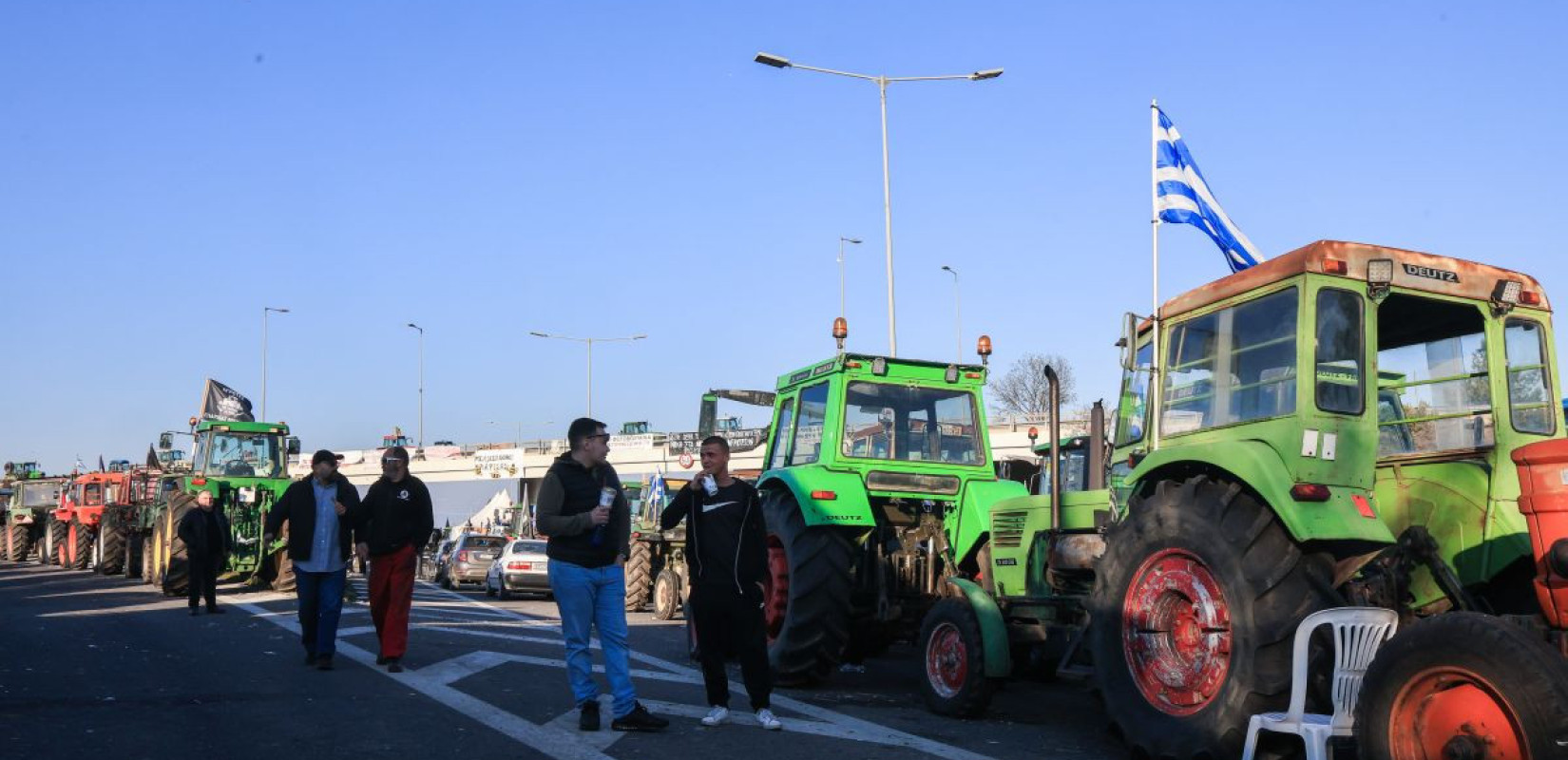 Επιμένουν στα μπλόκα οι αγρότες - Χριστούγεννα στις εθνικές οδούς και στα τελωνεία με ανοιχτούς δρόμους