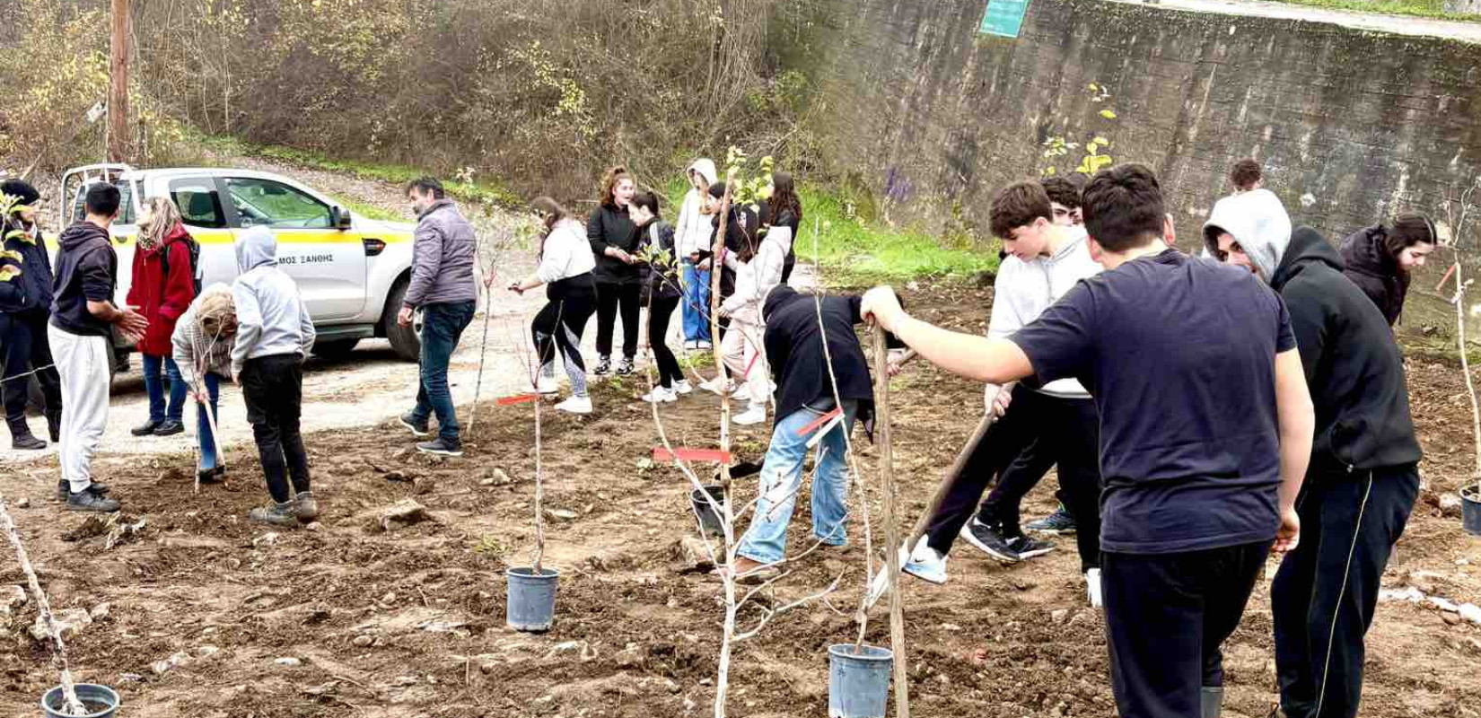 Ξάνθη: Μαθητές έρχονται πιο κοντά στην φύση δημιουργώντας τον δικό τους οπωρώνα